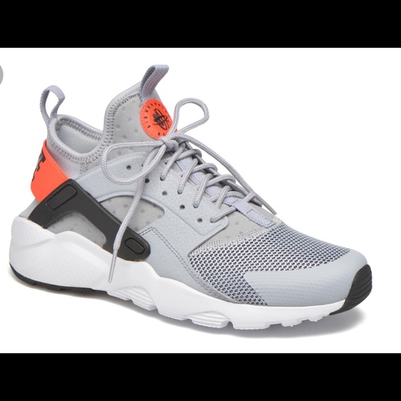 Nike Other - NIKE HUARACHE SNEAKER! MUST HAVE!